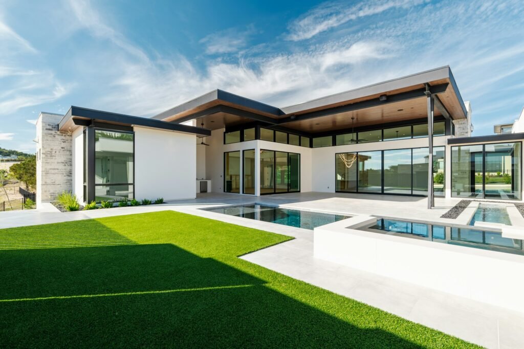 Casa contemporânea com piscina e jardim gramado